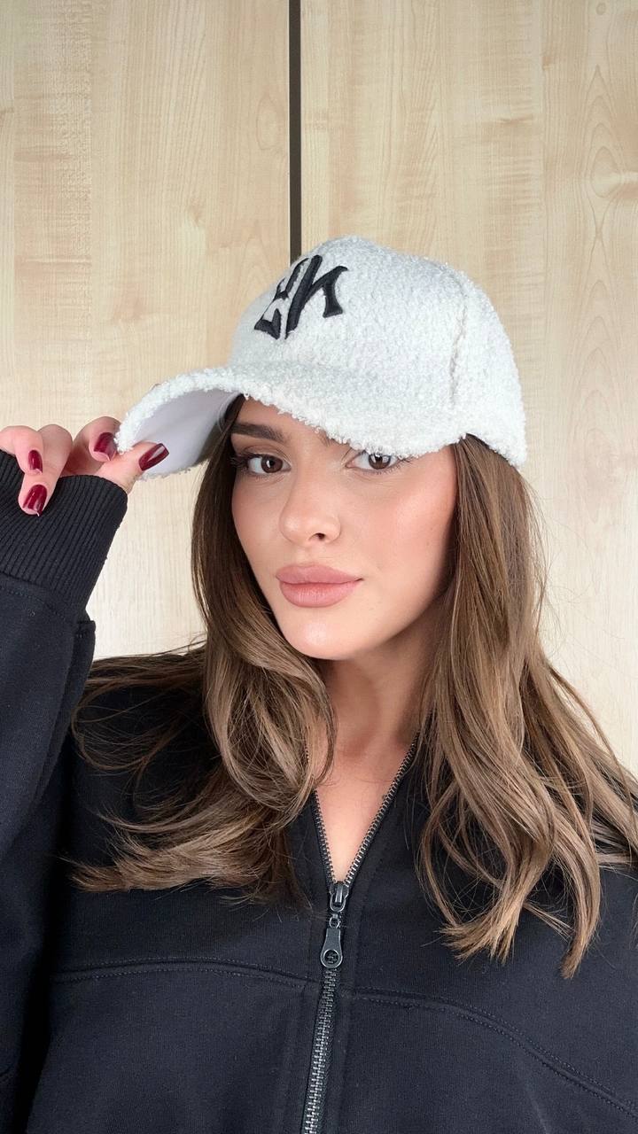 Плюшева бейсболка з логотипом “NY” Молоко